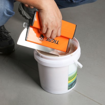 Desempenadeira Tigre Pro Aço 25cm - 62190025