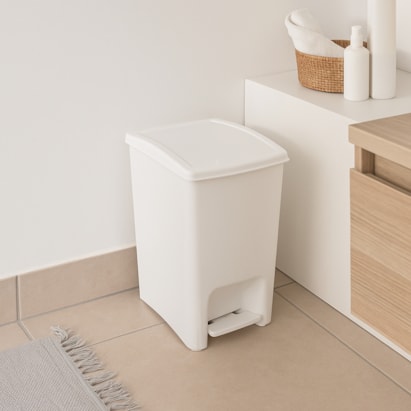 Lixeira de Dupla Abertura Com Pedal Astra 10L Branco - LPDA10BR-BR