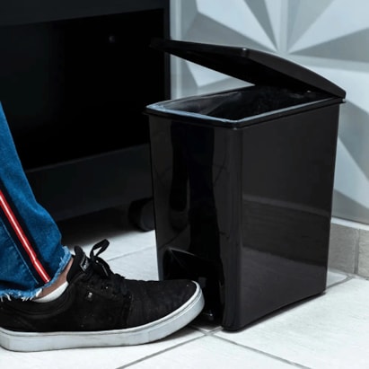 Lixeira de Dupla Abertura Com Pedal Astra 10L Preto - LPDA10PR-PR