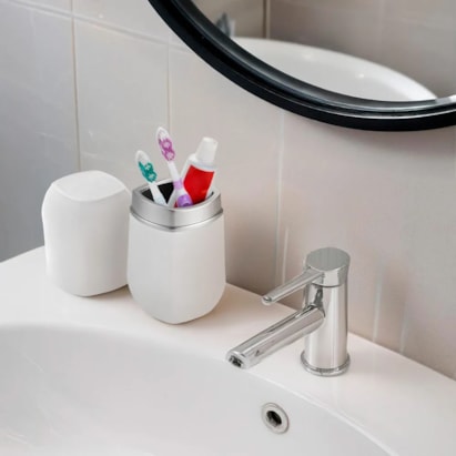 Porta Escova de Dentes Arthi Conceito com Tampa Branco e Cromado - 1924