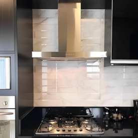 Revestimento Porcelanato Brilhante 10,5x25cm Caixa 1,05m² Roca Carrara Blanco Bold - UWCB100-410